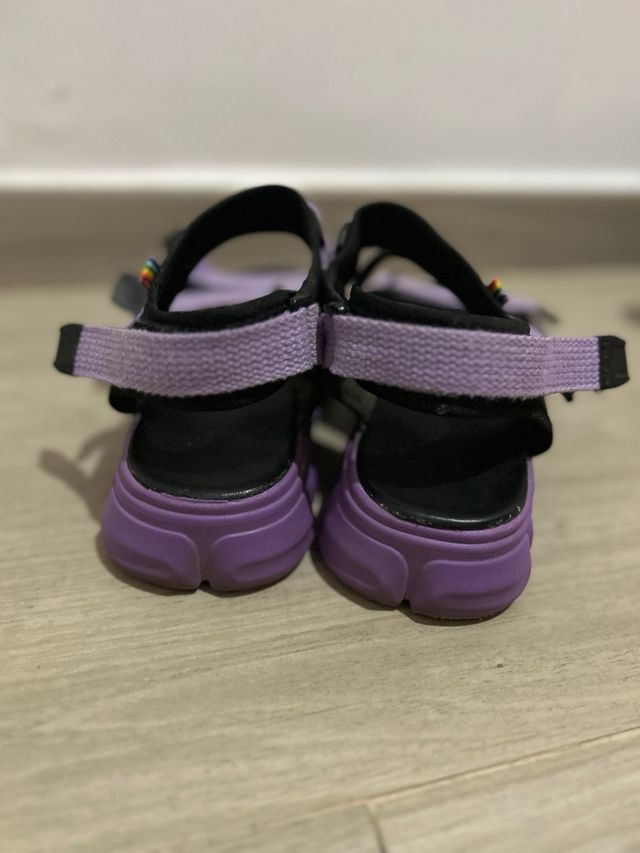 Sandalias Moradas y Negras