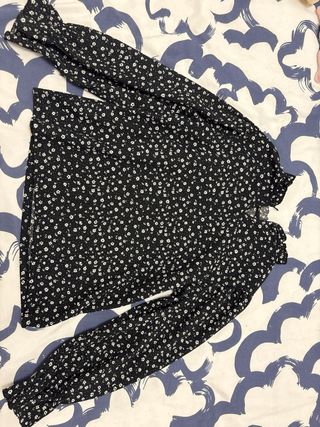 Blusa Zara Niña Negra Flores talla 9