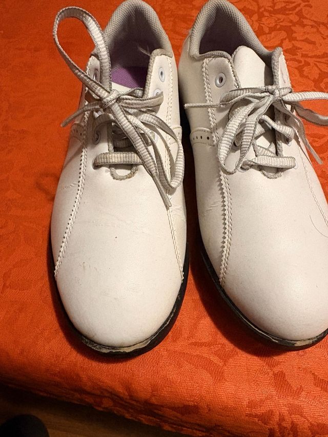 Zapatos de golf cuero blanco T38 marca Inesis