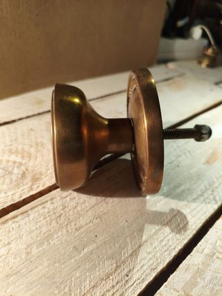 Antiguo pomo de bronce