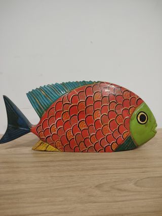 Figura de pez de madera decorativa