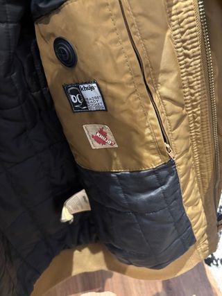 Cazadora Khujo Marrón con Capucha
nueva 280€
perfe
