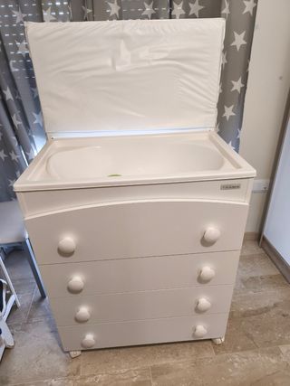 Cómoda cambiador con bañera