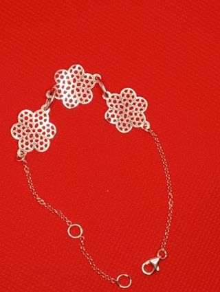 Pulsera de plata con diseño floral