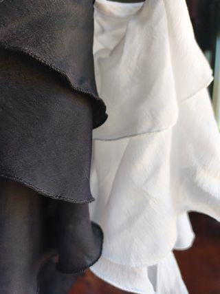 Blusa corta con volantes