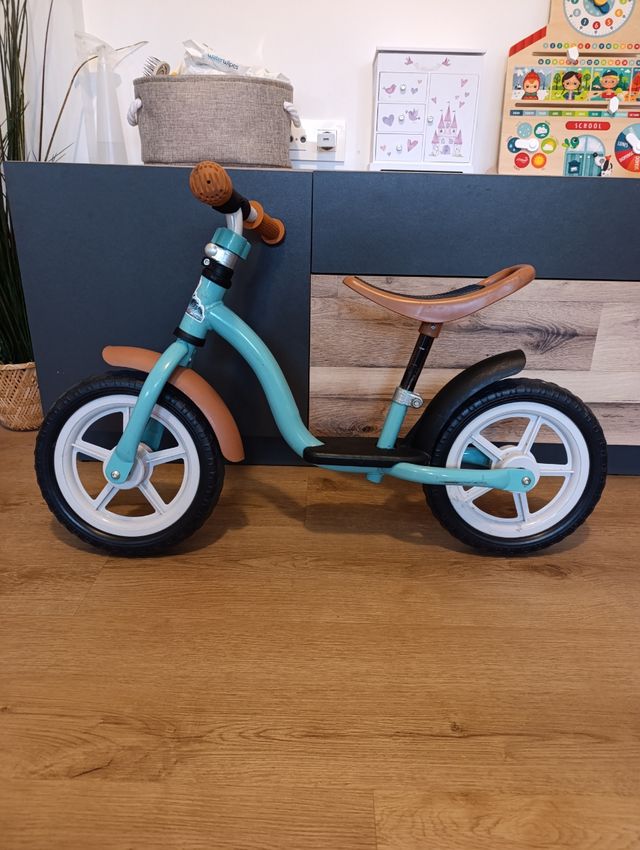Bici sin pedales azul y marrón