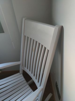Mecedora de madera blanca
