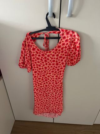 Vestido corto estampado espalda al aire