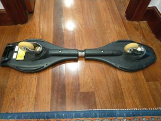 Patín de dos ruedas con diseño de llamas