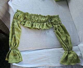 Top verde con volantes y mangas abullonadas
