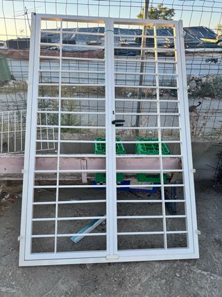 Puerta de hierro con rejas