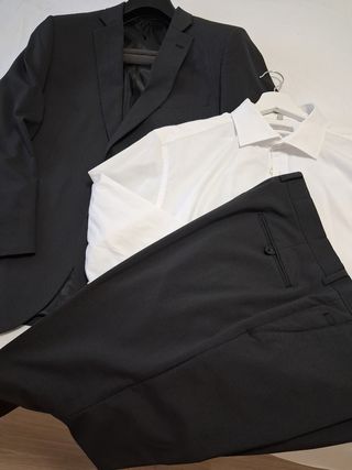 Traje Puro Ego Chaqueta y Pantalón gris oscuro .