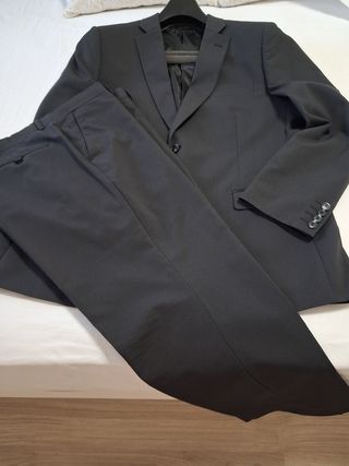 Traje Puro Ego Chaqueta y Pantalón gris oscuro .