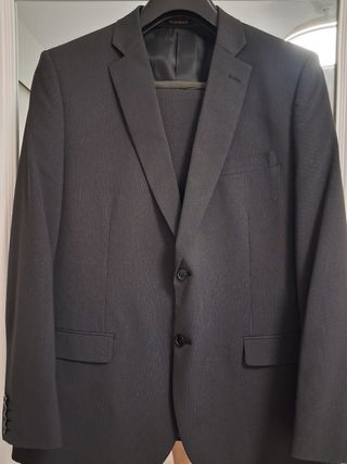 Traje Puro Ego Chaqueta y Pantalón gris oscuro .