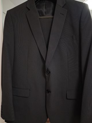 Traje Puro Ego Chaqueta y Pantalón gris oscuro .