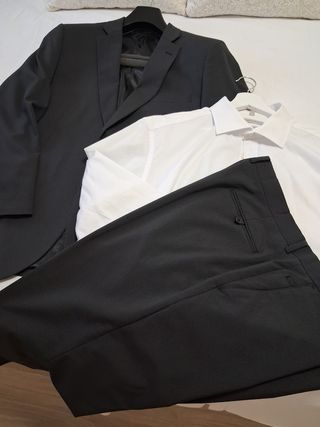 Traje Puro Ego Chaqueta y Pantalón gris oscuro .