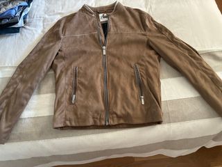 Cazadora ante Zara Hombre.