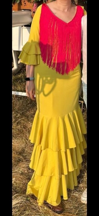 Traje de flamenca amarillo con flecos