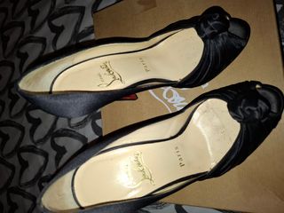 Zapatos de tacón negros con lazo