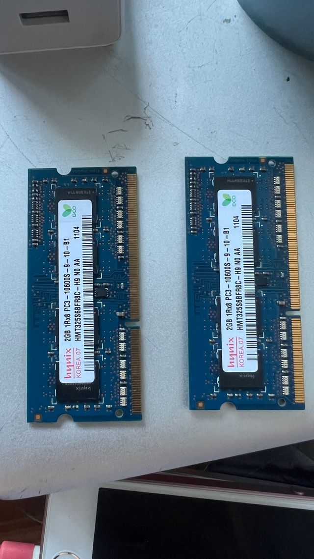 2x Hynix 2GB DDR3 RAM PC3-10600S