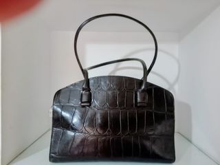 Bolso de piel marrón con textura cocodrilo