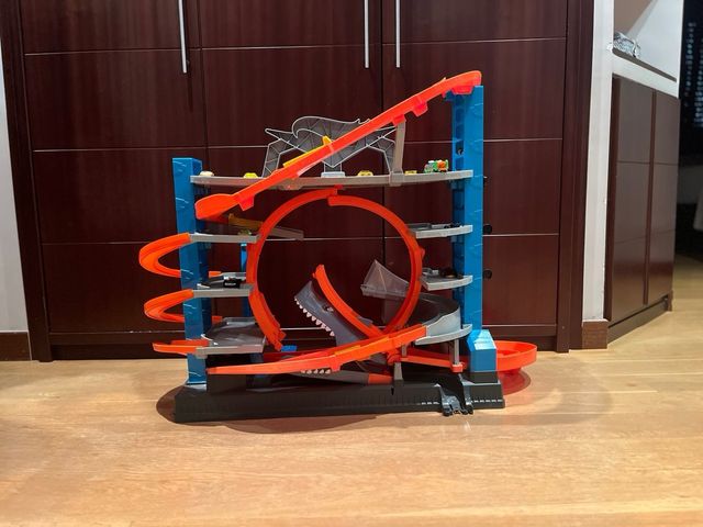 Hot wheels city ultimate garage con ataque tiburón