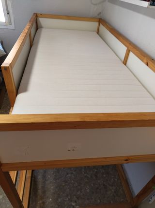 Cama Kura IKEA madera buen estado