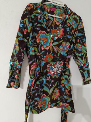 Blusa Bebtik Estampada Floral con Pedrería