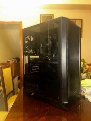 Setup Gamer: PC 4060, Monitor, Teclado, Cascos y R