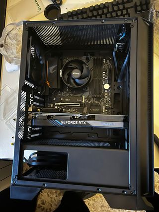 Setup Gamer: PC 4060, Monitor, Teclado, Cascos y R