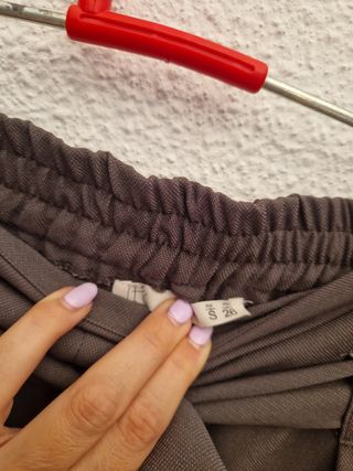 Pantalón caqui con cinturón