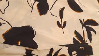 Pantalón Mango satinado floral crema Talla L