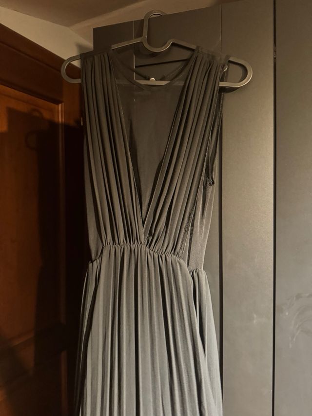 Abito elegante con trasparenze