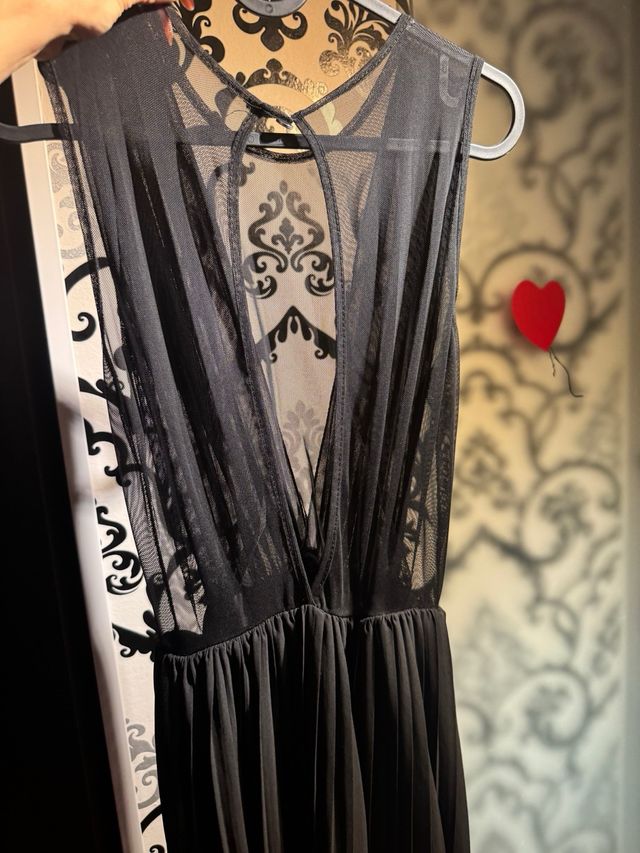 Abito elegante con trasparenze