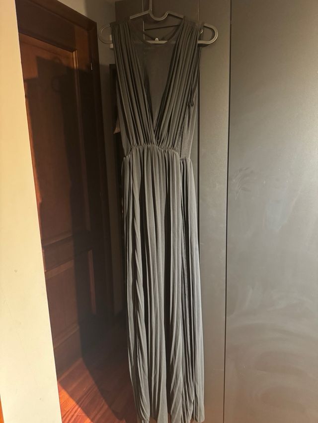 Abito elegante con trasparenze