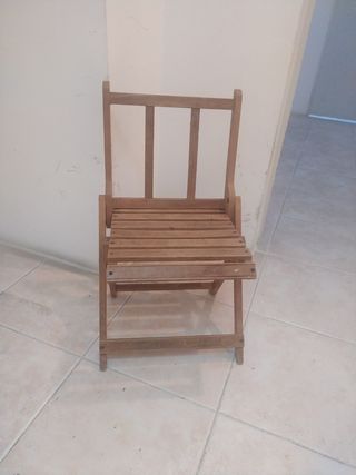 Silla plegable de madera antigua para niños