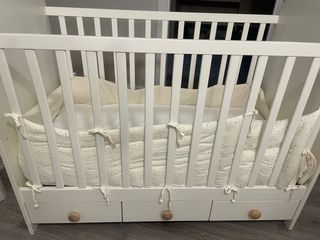 Cuna de bebé blanca como nueva