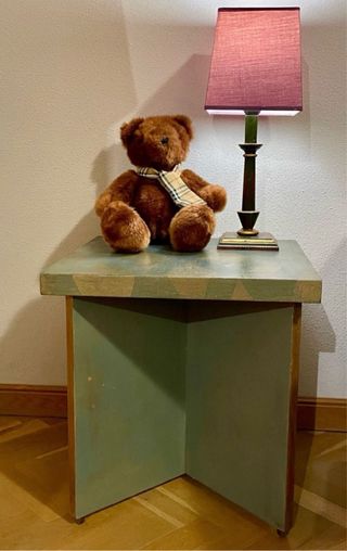 Mesa auxiliar verde y dorada