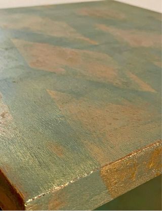 Mesa auxiliar verde y dorada
