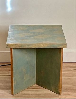 Mesa auxiliar verde y dorada