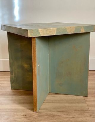 Mesa auxiliar verde y dorada