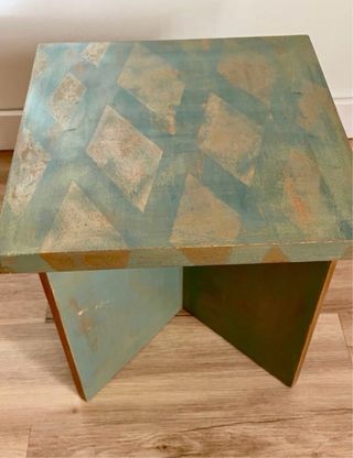 Mesa auxiliar verde y dorada