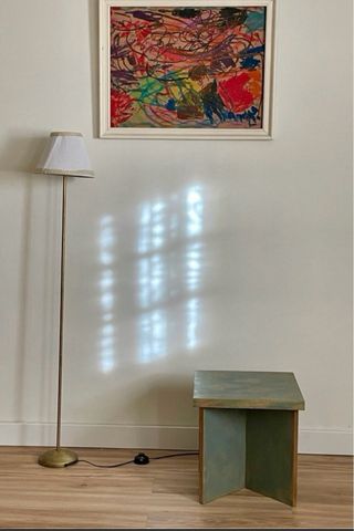 Mesa auxiliar verde y dorada