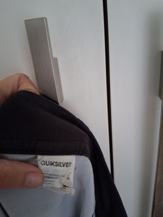 Conjunto de ropa, chaleco, camiseta y bañador.