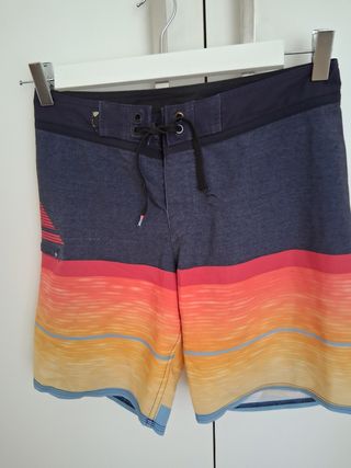 Conjunto de ropa, chaleco, camiseta y bañador.
