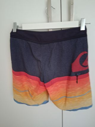 Conjunto de ropa, chaleco, camiseta y bañador.