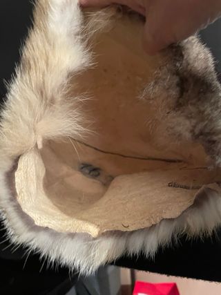 Abrigo de piel y gorro 
