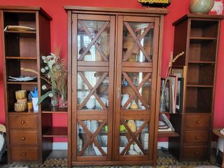 Librería y vitrina de madera maciza