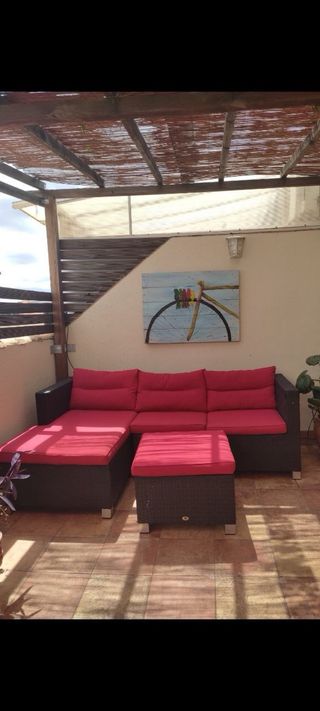 Chaiselongue exterior con mesa