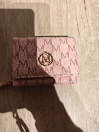 Monedero/ billetera pequeño sin estrenar 
